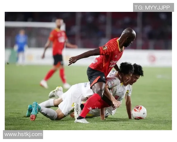 足球明星与豹子的精彩瞬间展现力量与优雅的完美结合 足球明星与豹子的精彩瞬间展现力量与优雅的完美结合